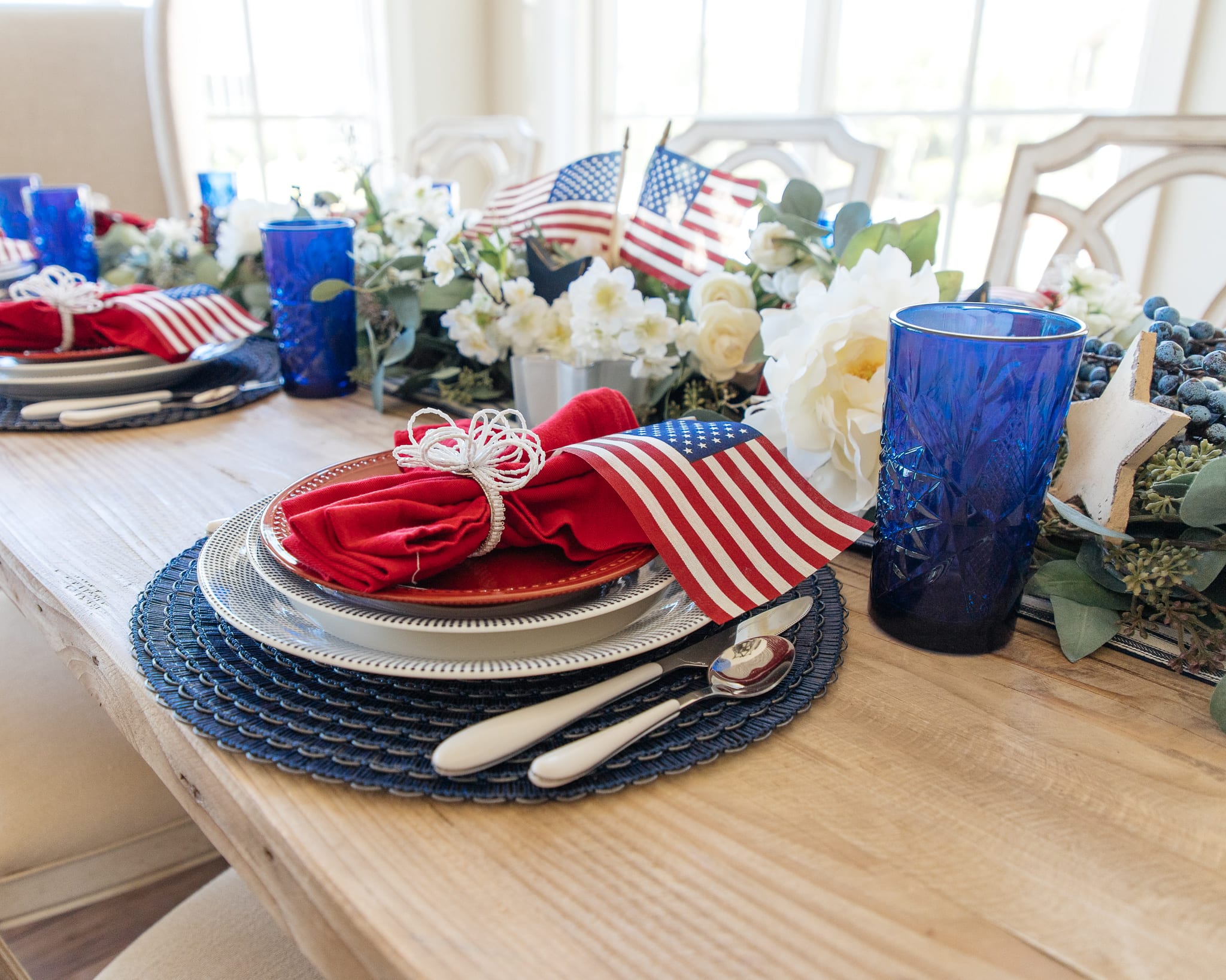 american flag day, patriotic tablescape, patriotic table-setting, patriotic decor, fourth july, 4th of july, tablescape, table setting, placesetting, memorial day decor, memorial day tablescape, dinnerware, entertaining, summer entertaining