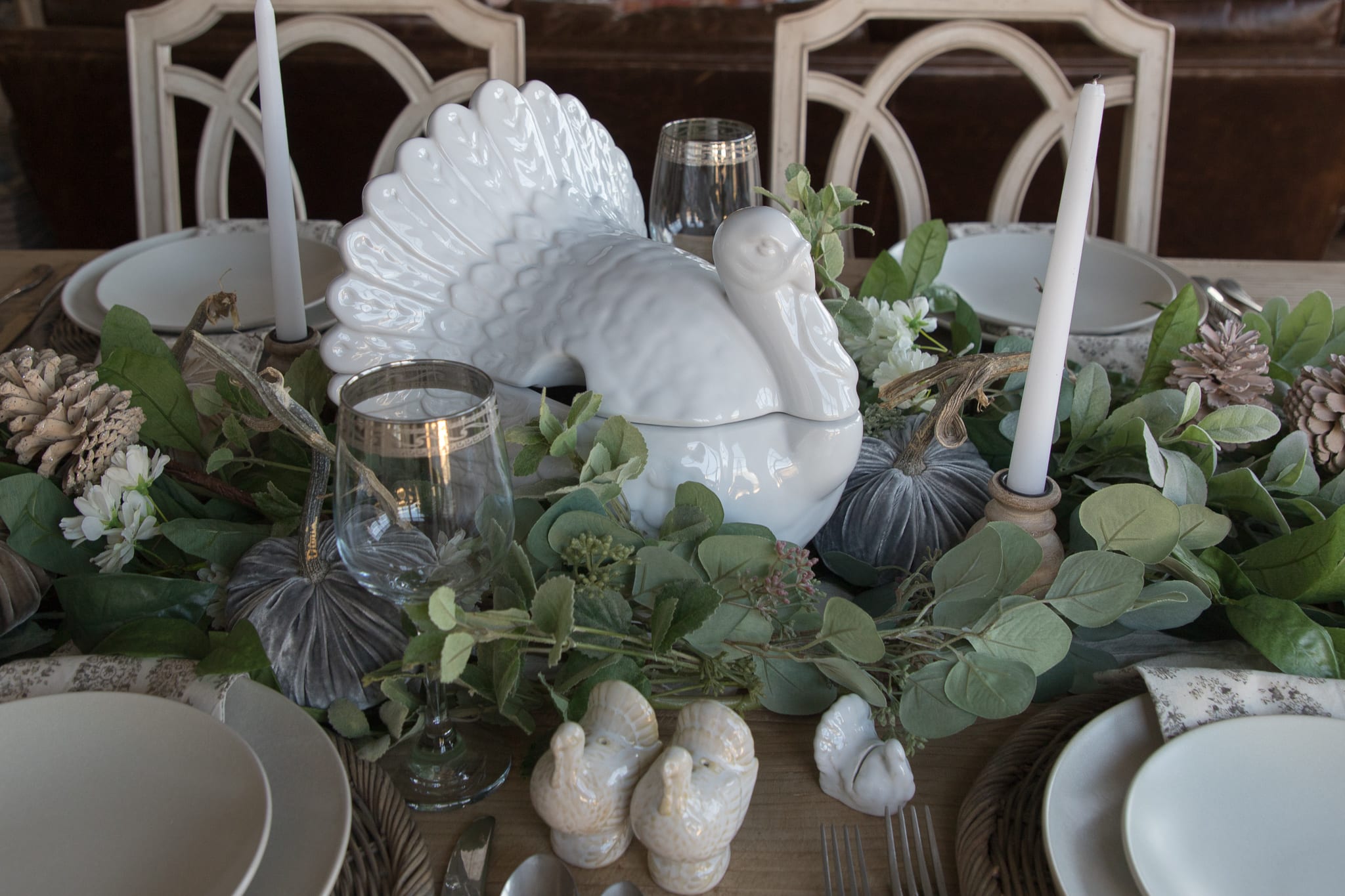 turkey tablescape with green and white decor