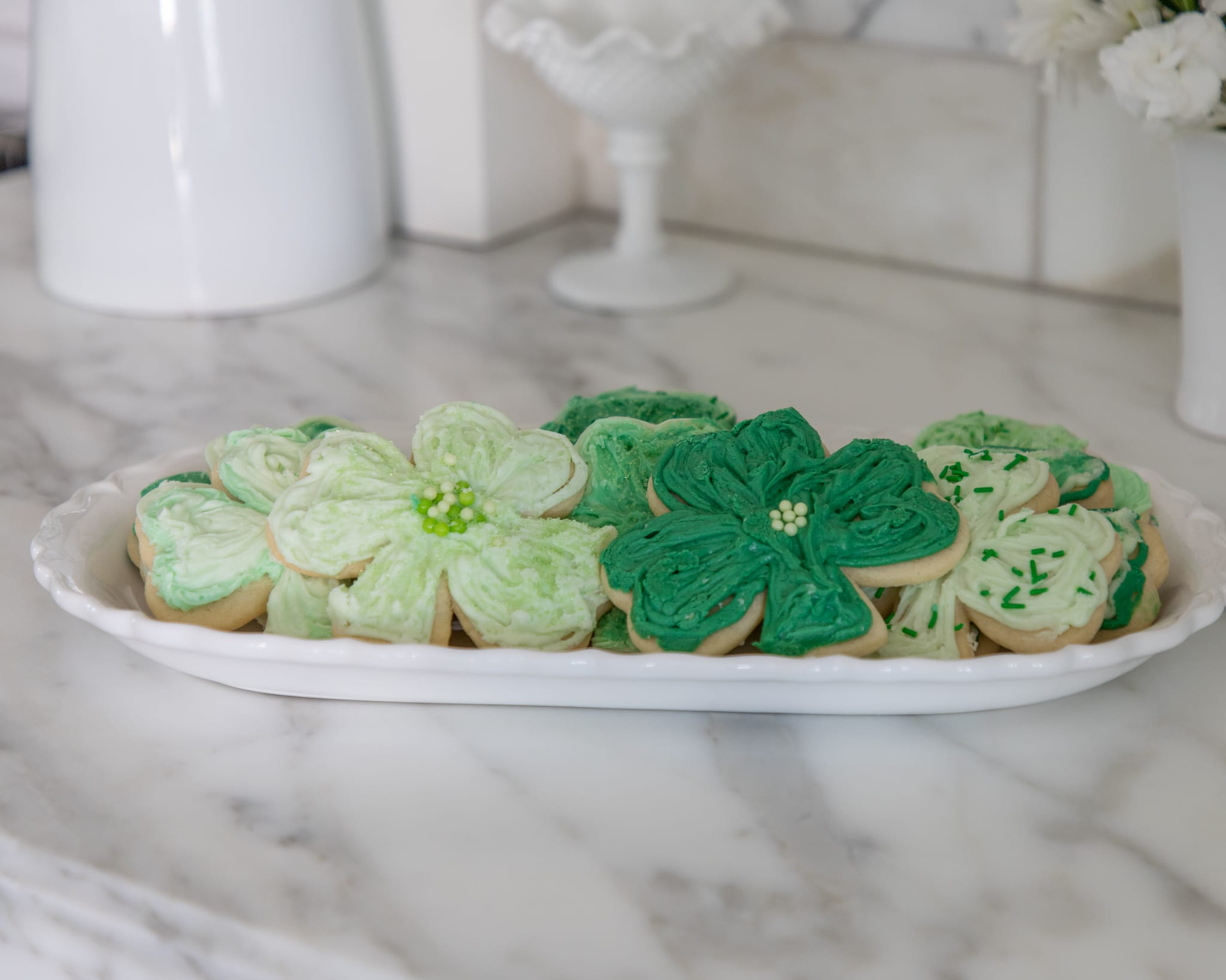 hot cocoa bar, hot chocolate bar, tablescape, spring decor, st. patricks day decor, saint patricks day, green and gold, green decor, home decor, dining room decor, dining room shamrock sugar cookies