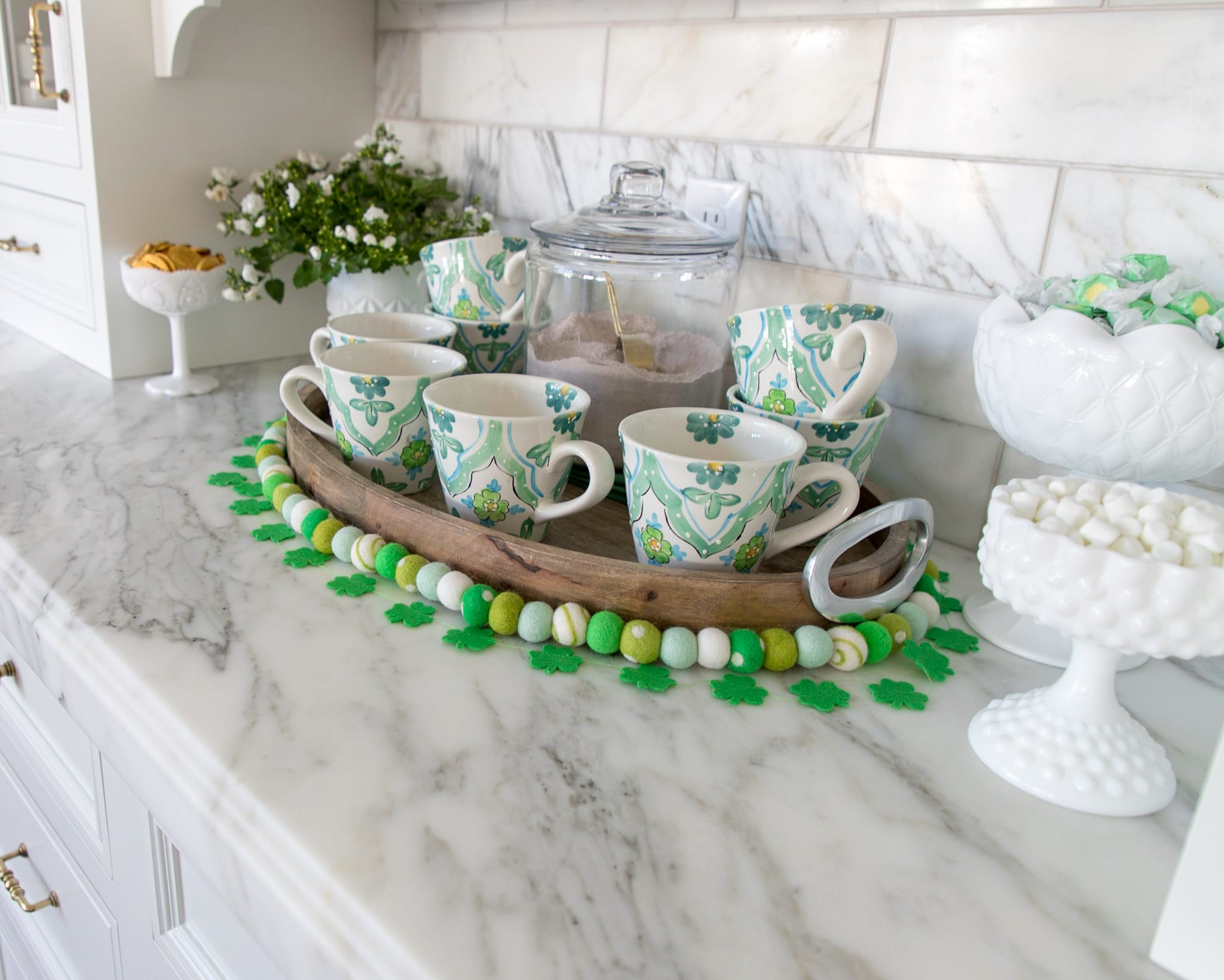 hot cocoa bar, hot chocolate bar, tablescape, spring decor, st. patricks day decor, saint patricks day, green and gold, green decor, home decor, dining room decor, dining room