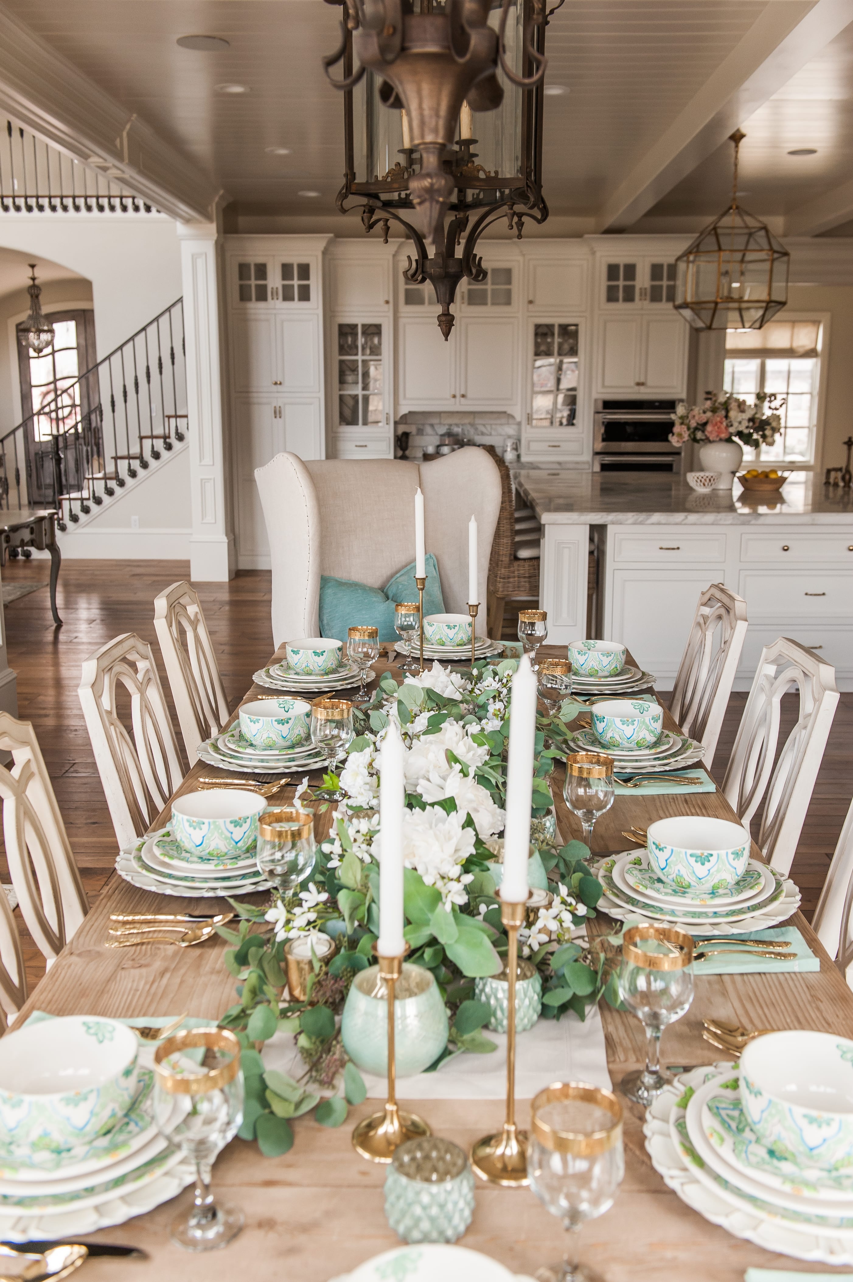 st Patricks Day tablescape garland centerpiece