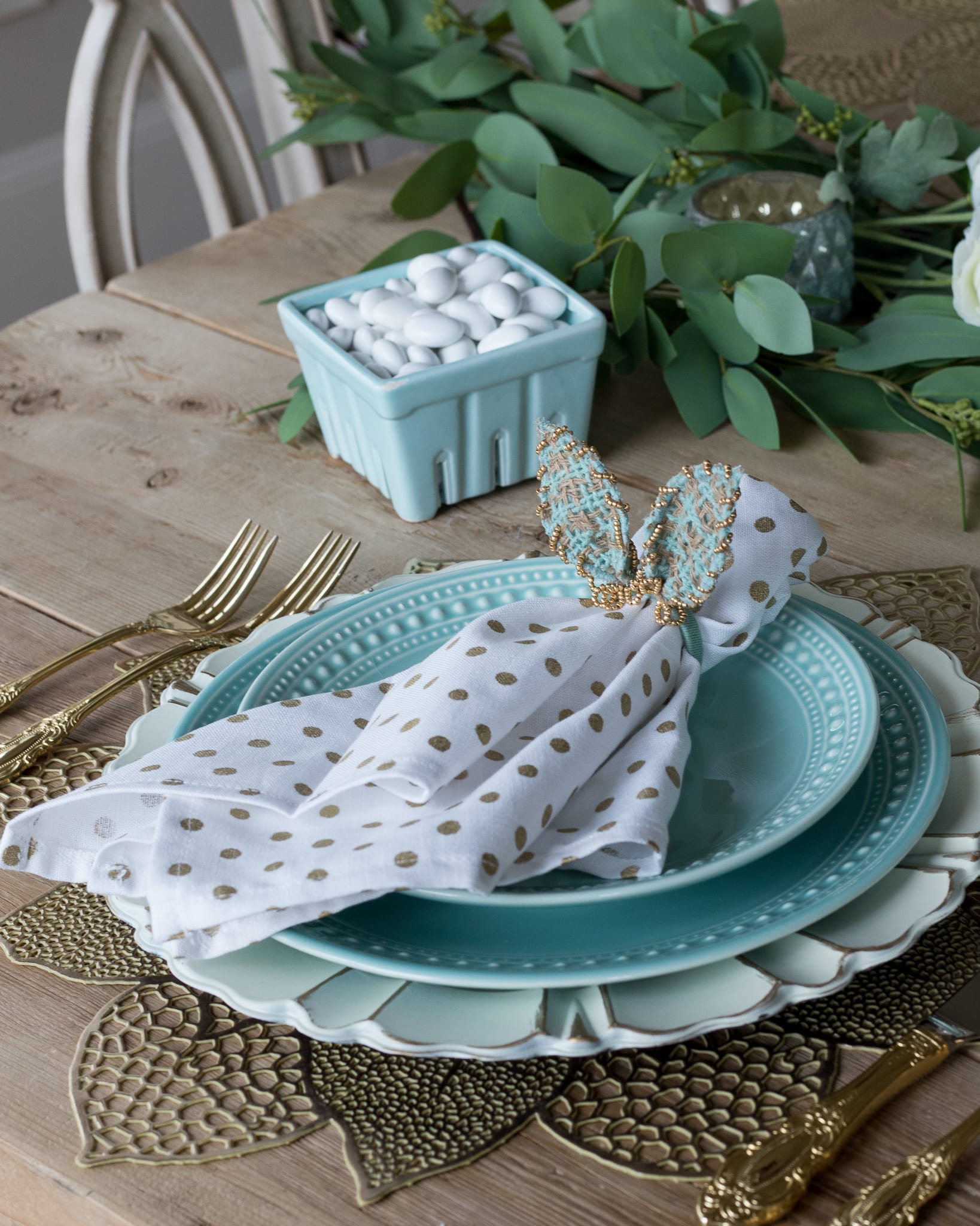 https://homewithhollyj.com/wp-content/uploads/2019/04/Easter-Table-Placesetting-and-Napkin-Ring-Ideas-4.jpg