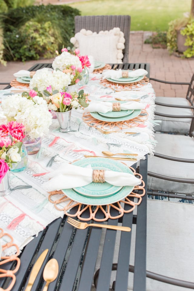 table styling, table decor, entertaining, outdoor entertaining, dinnerware, tablescape, table setting, placesetting, summer outdoor entertaining, backyard dinner party, flowers, centerpiece, flatware, dinnerware, 