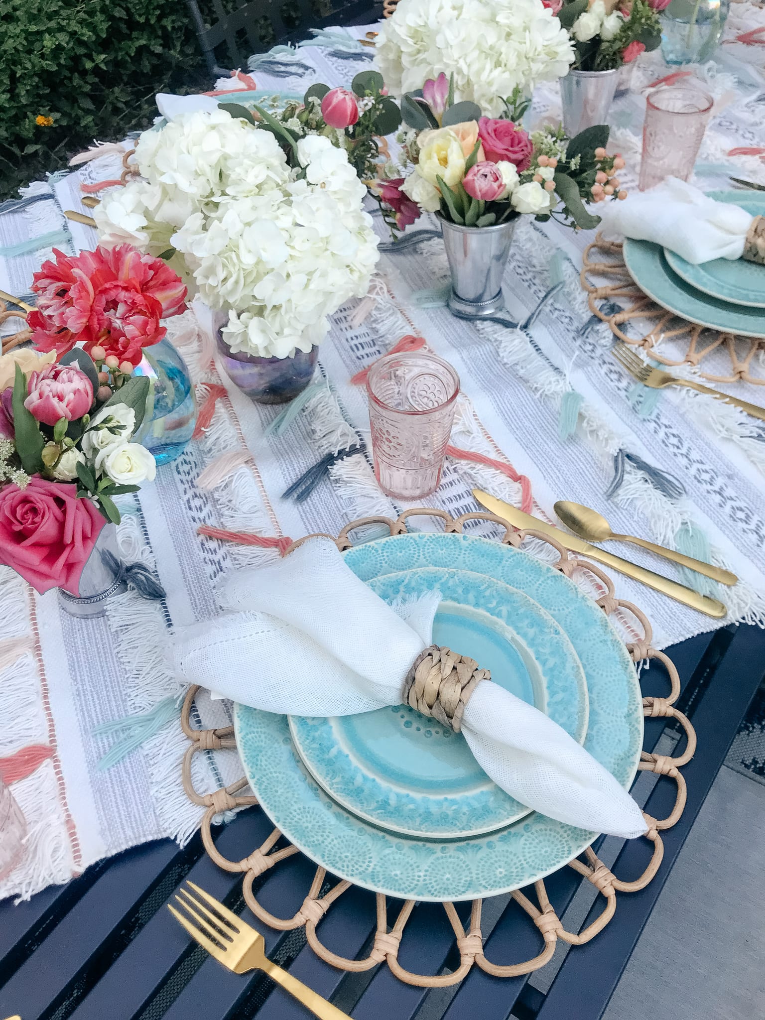 outdoor entertaining, glasses, goblets, dinnerware, place setting, backyard dinner party, hostess, napkins, napkin rings, flatware