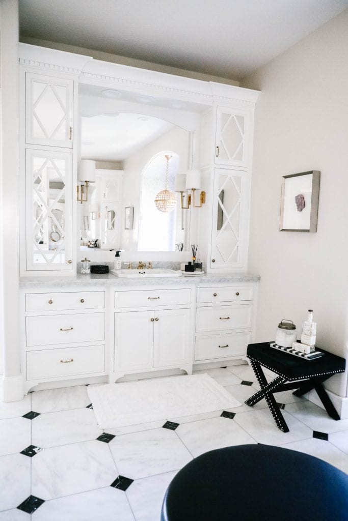 black and white master bath decor