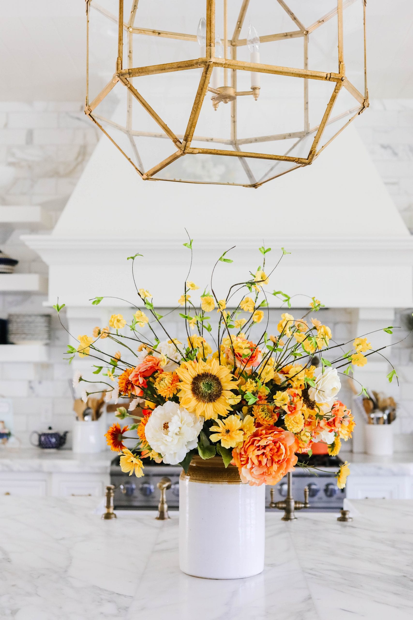 Sunflower Floral in Vase Flower Color: White