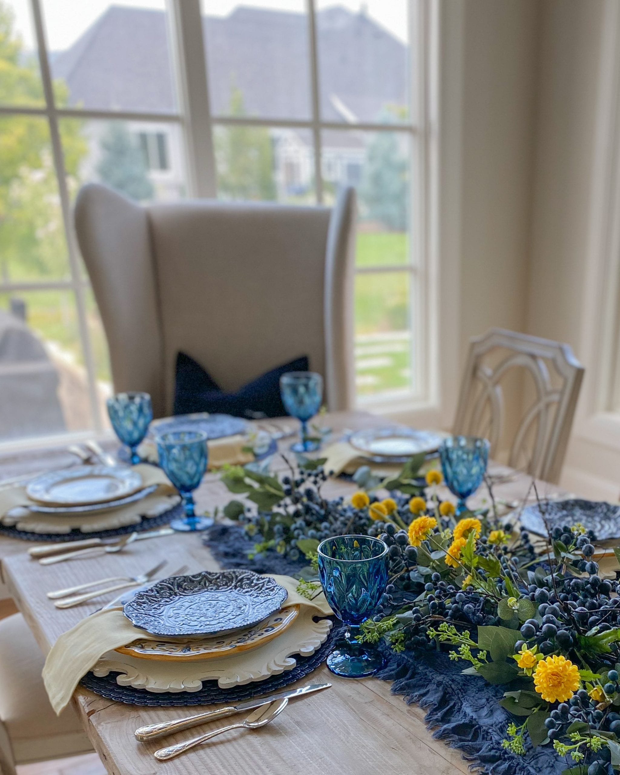 blue and yellow tablescape idea