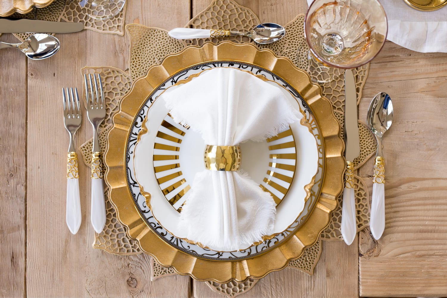 gold white placesetting