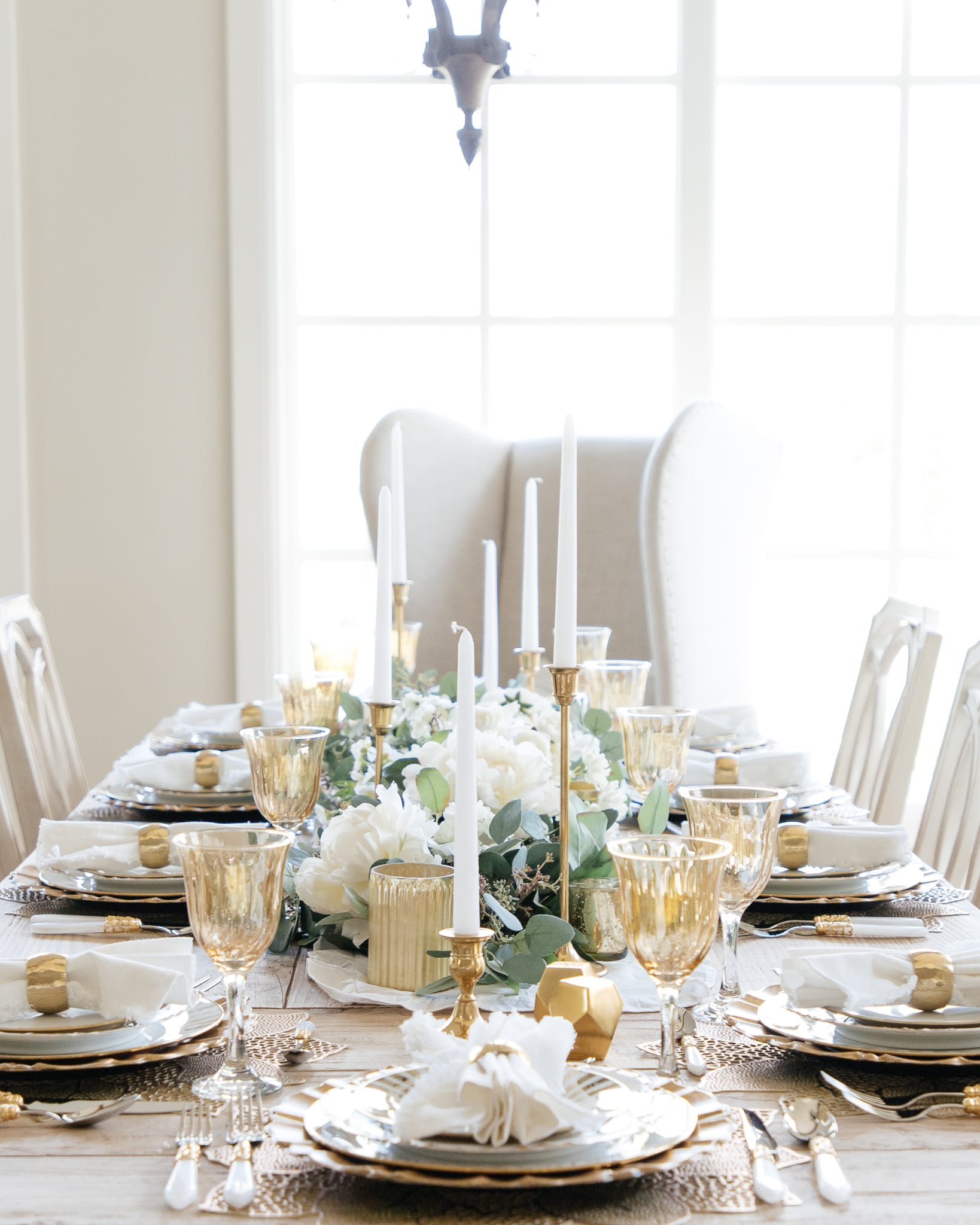 gold and white dinner table