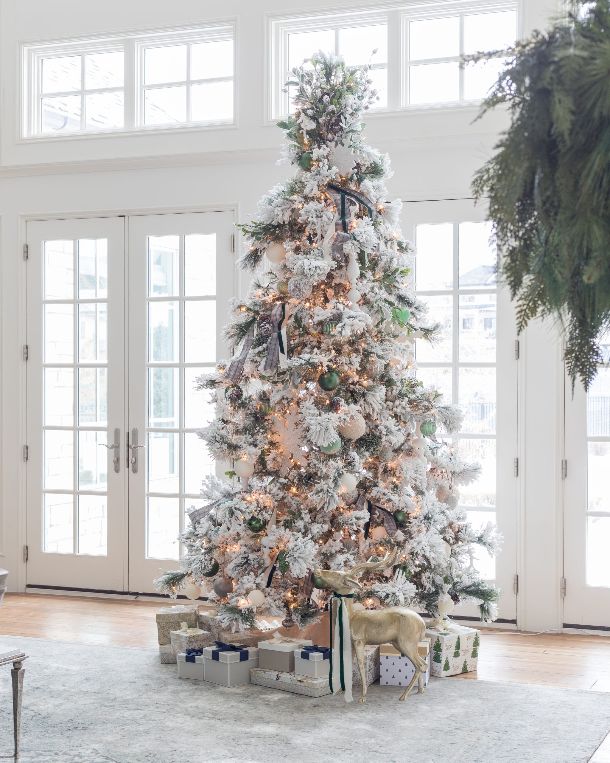 green white ivory christmas tree decor ideas