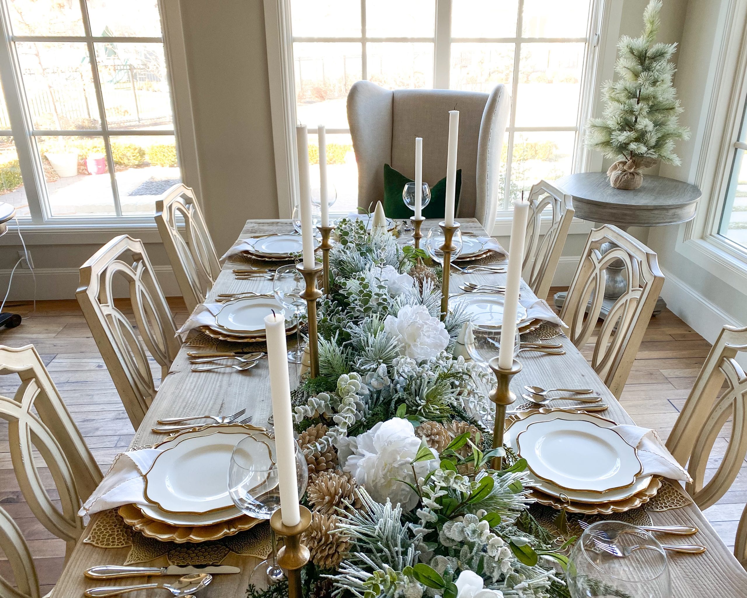 Silver And Gold Christmas Tablescape | Christmas Table Setting Ideas