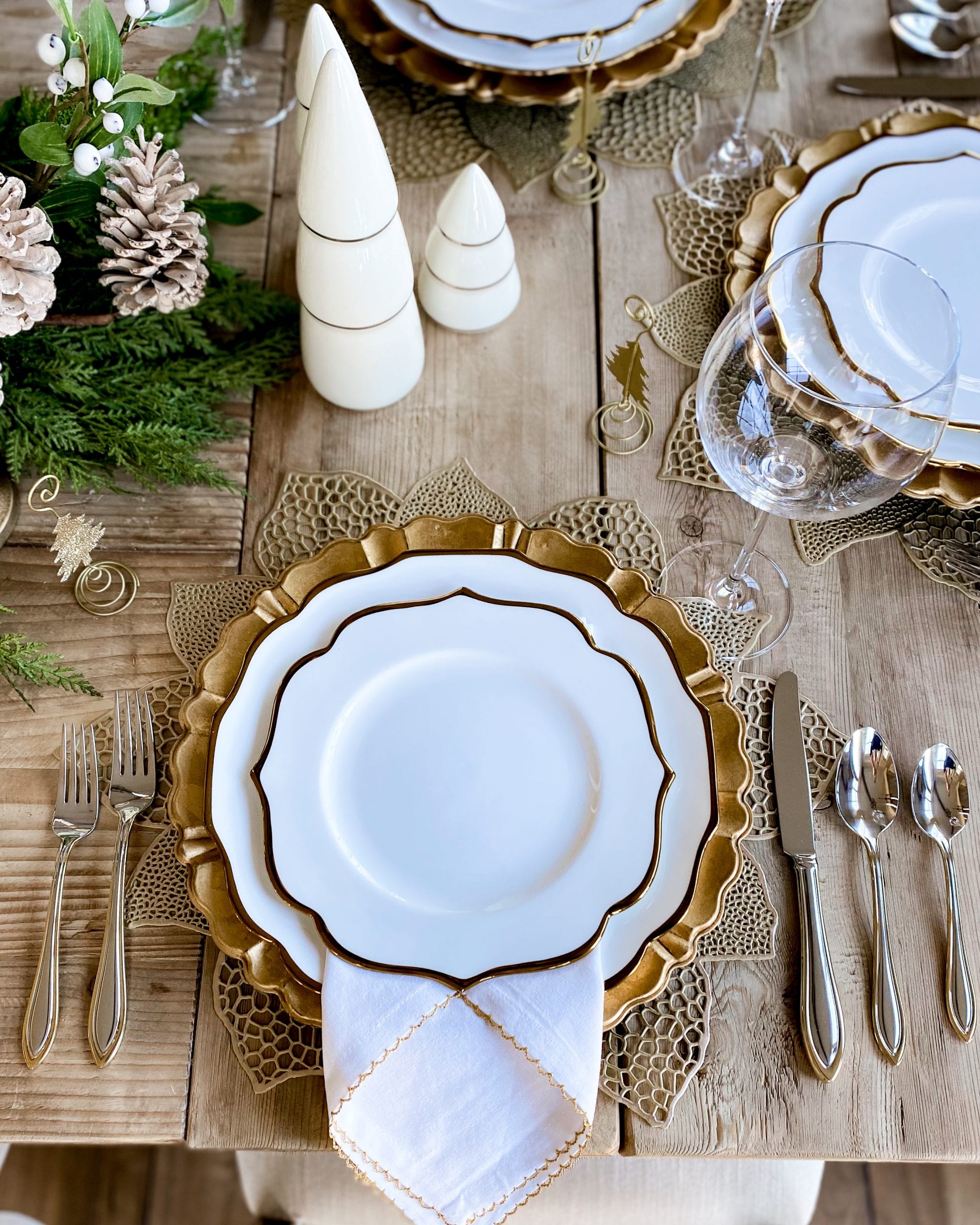 Silver And Gold Christmas Tablescape | Christmas Table Setting Ideas