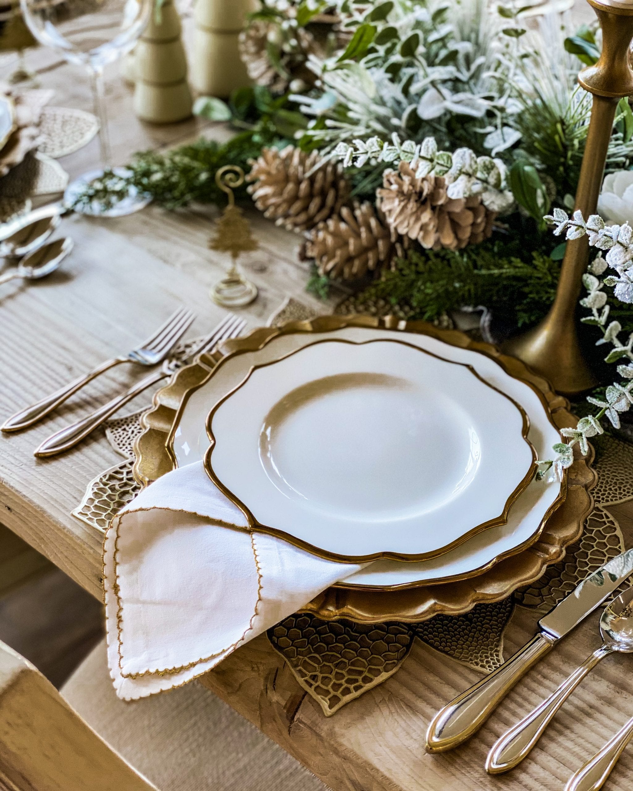 white and gold scalloped dinnerware