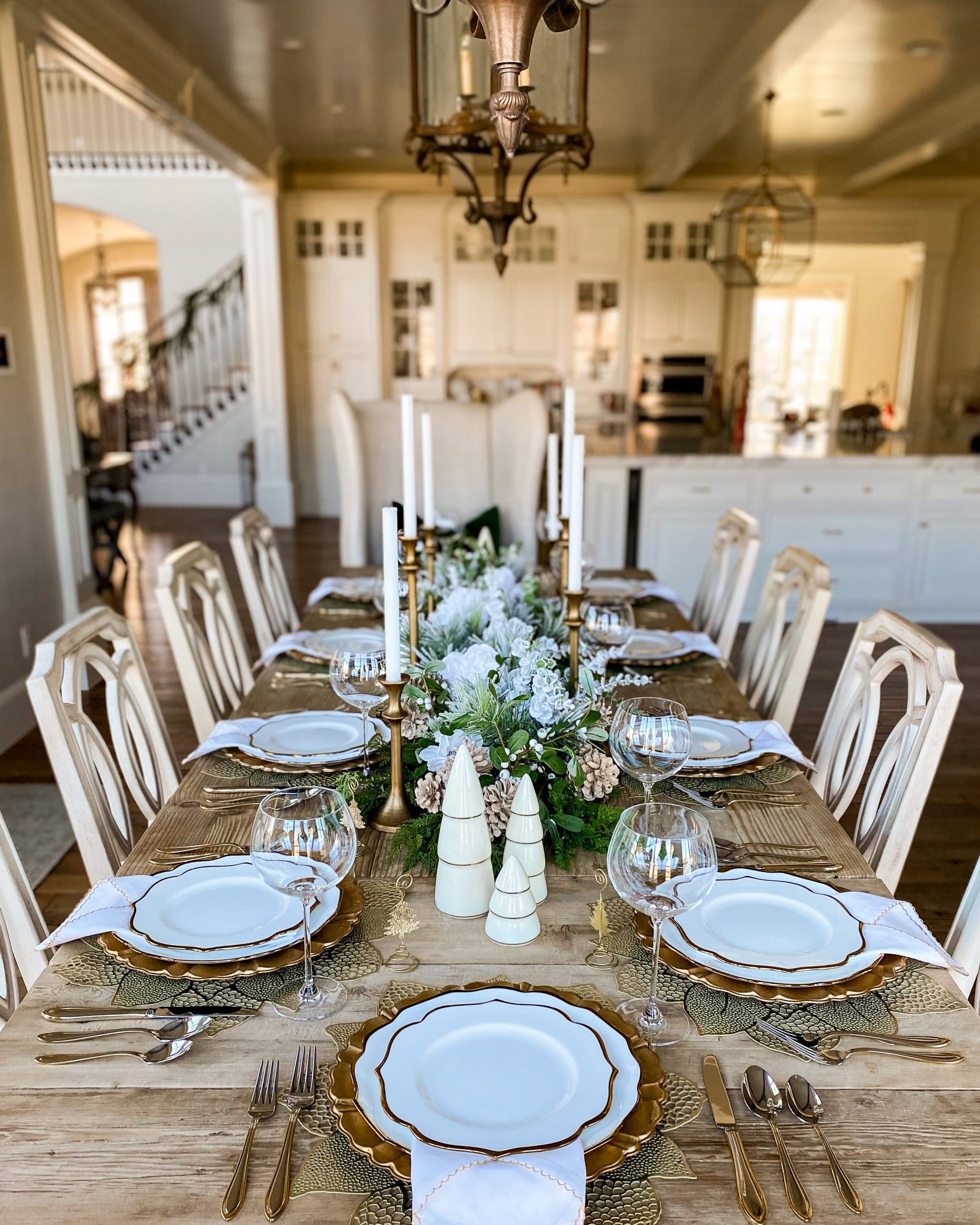 dining room christmas table setting