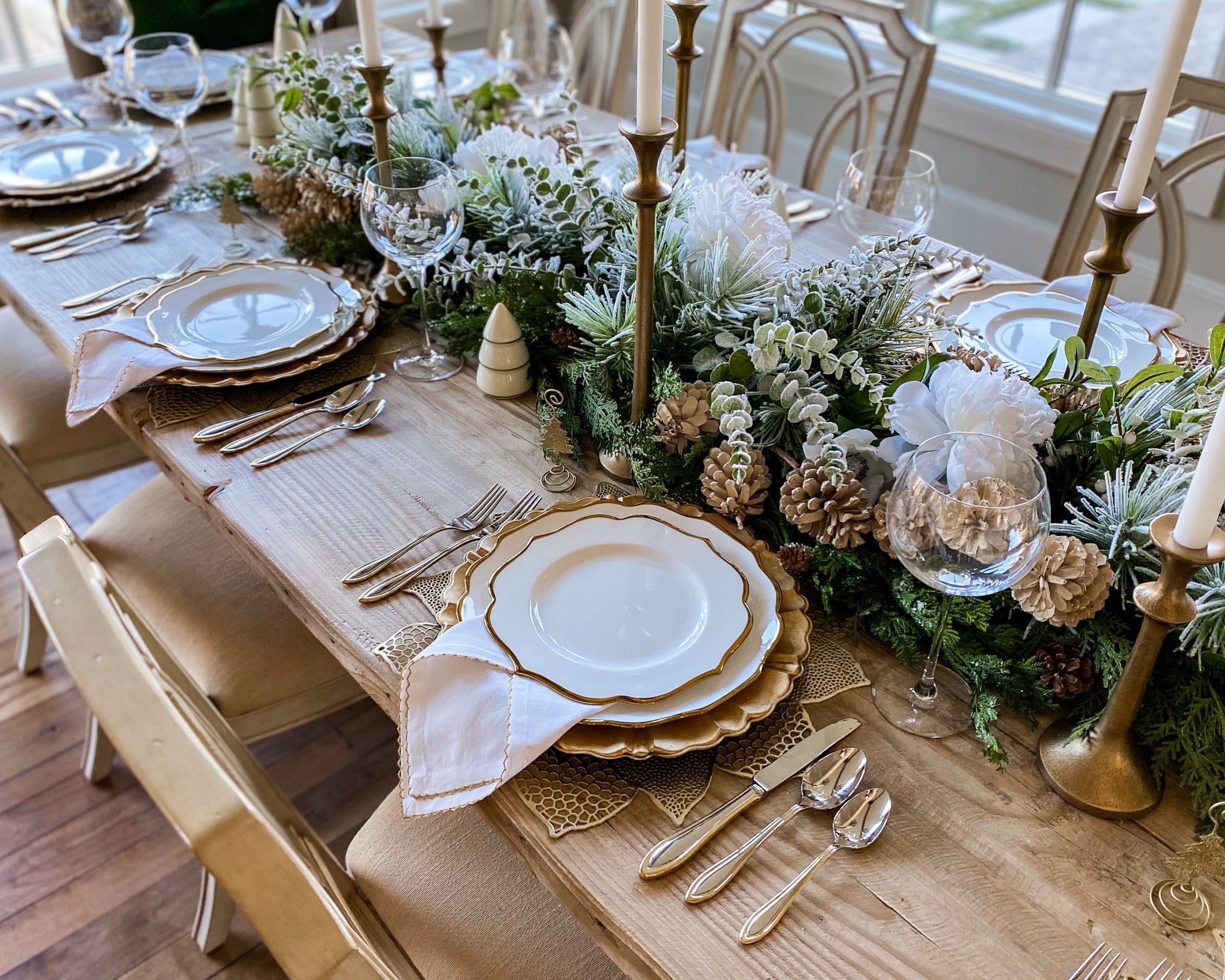 Silver And Gold Christmas Tablescape | Christmas Table Setting Ideas