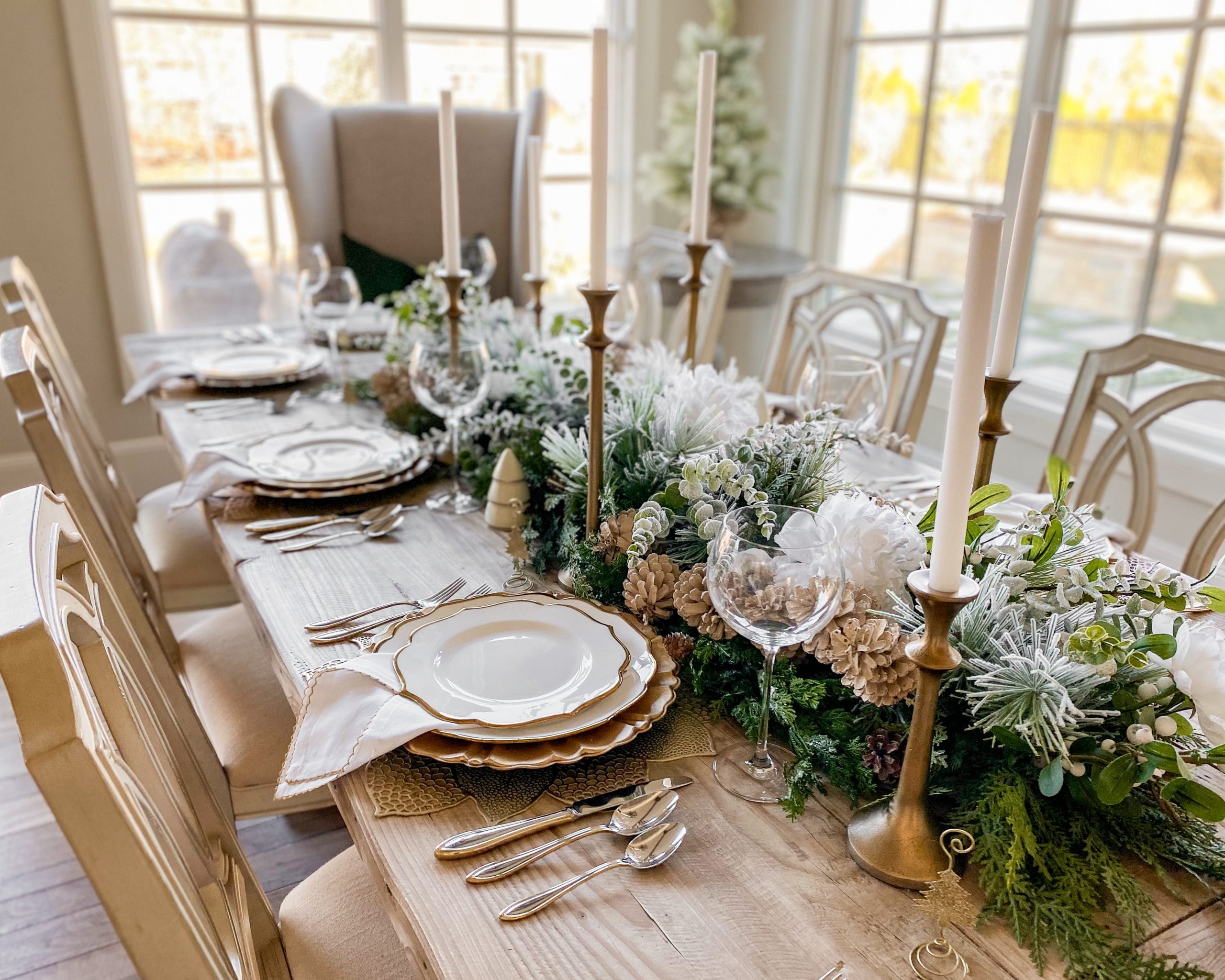 green and white christmas table decor