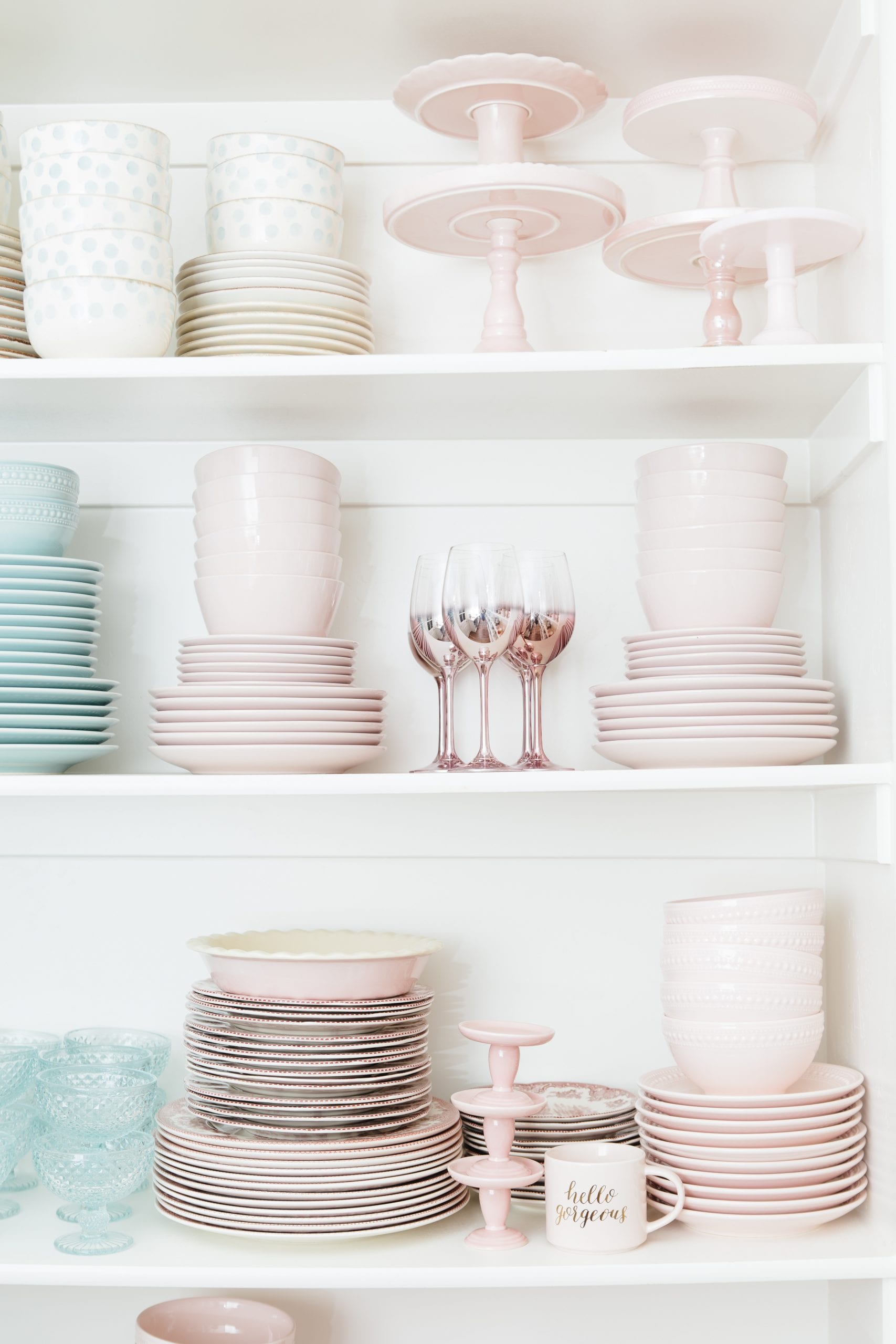 6 Ways In Which You Can Organize Your Dish Plates