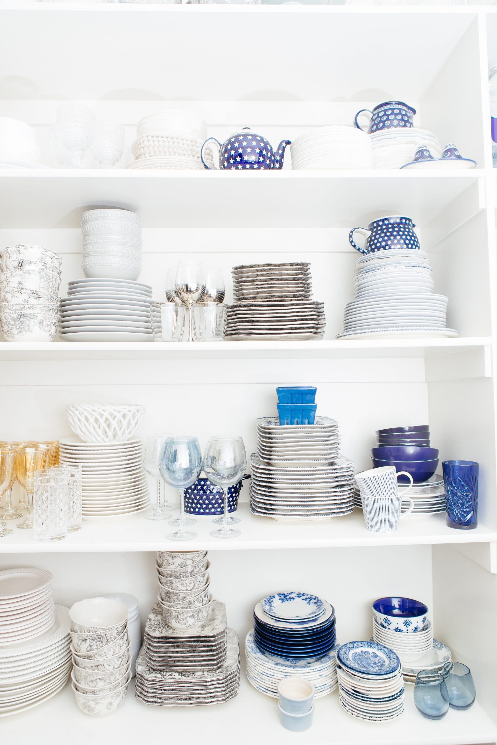 6 Ways In Which You Can Organize Your Dish Plates