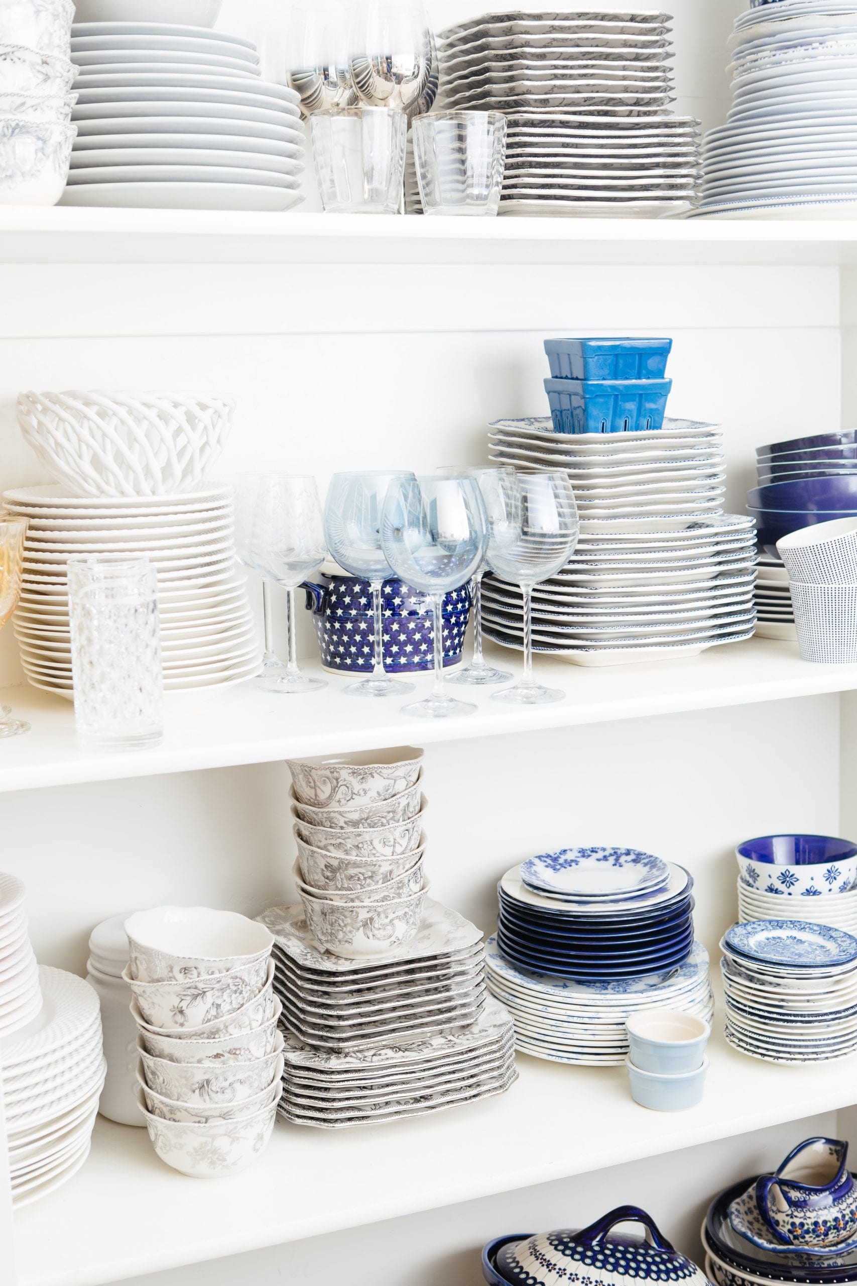 https://homewithhollyj.com/wp-content/uploads/2021/01/How-I-Store-and-Organize-My-Dish-Collection-4-scaled.jpg