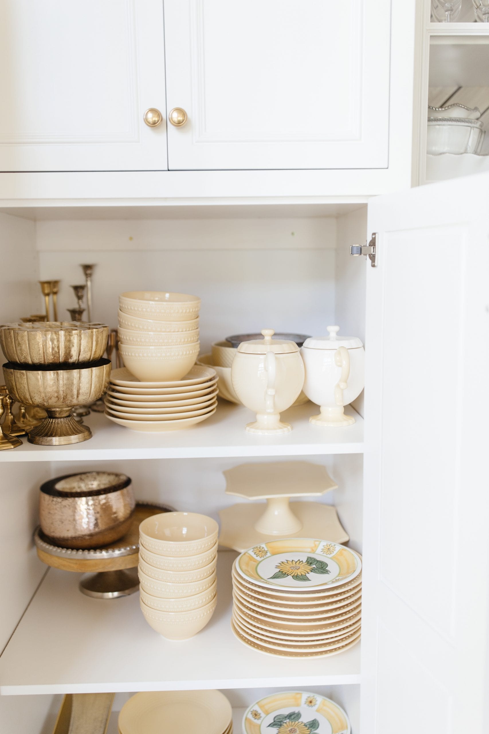 15 Creative Ideas To Organize Dish And Plate Storage On Your Kitchen -  Shelterness