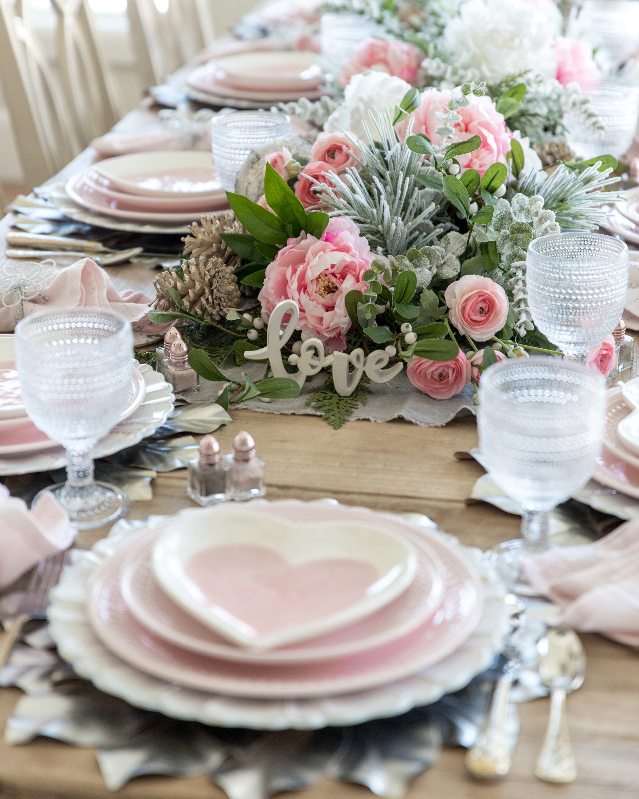 pink hearts valentines day table decor