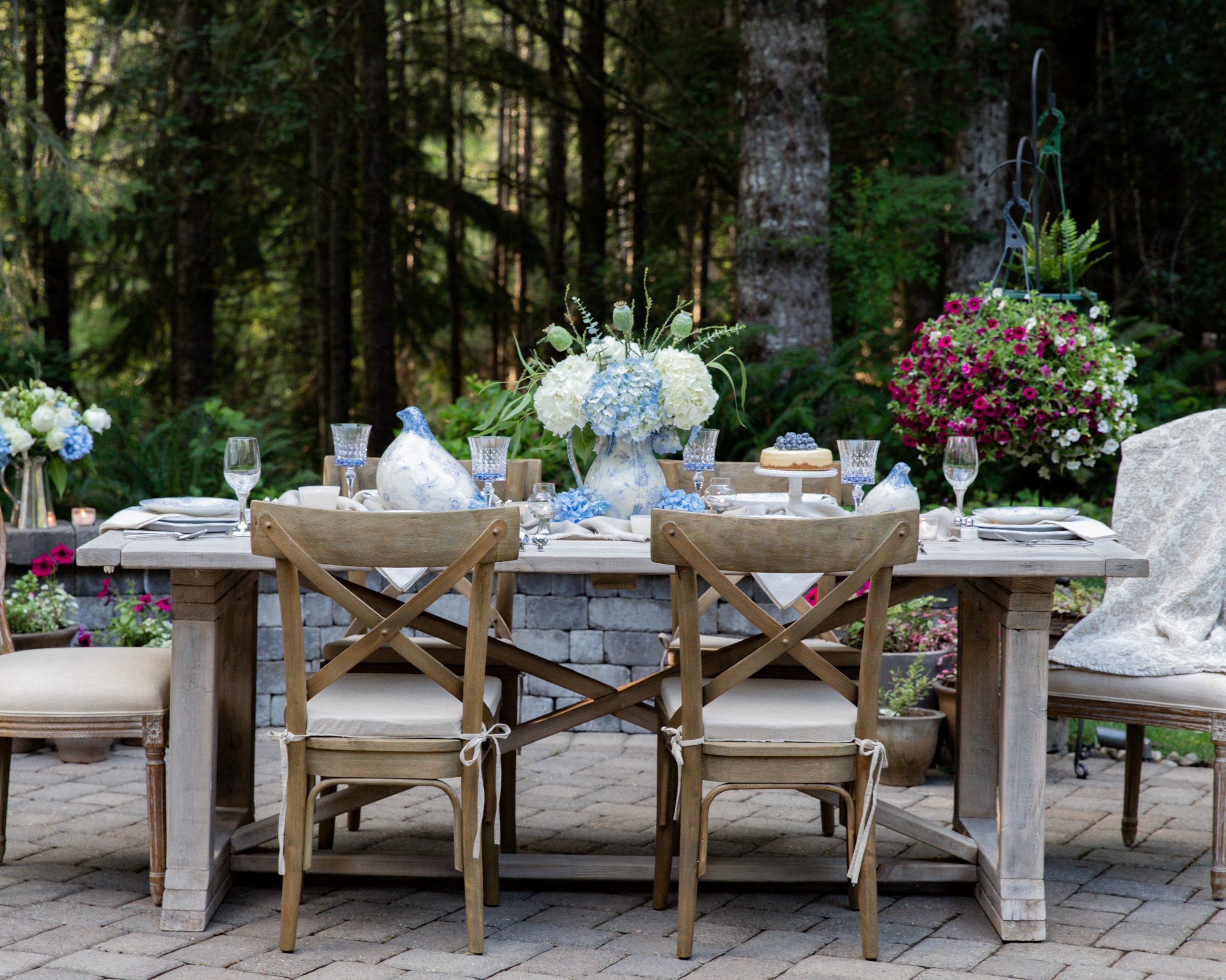 outdoor dining tablescapes