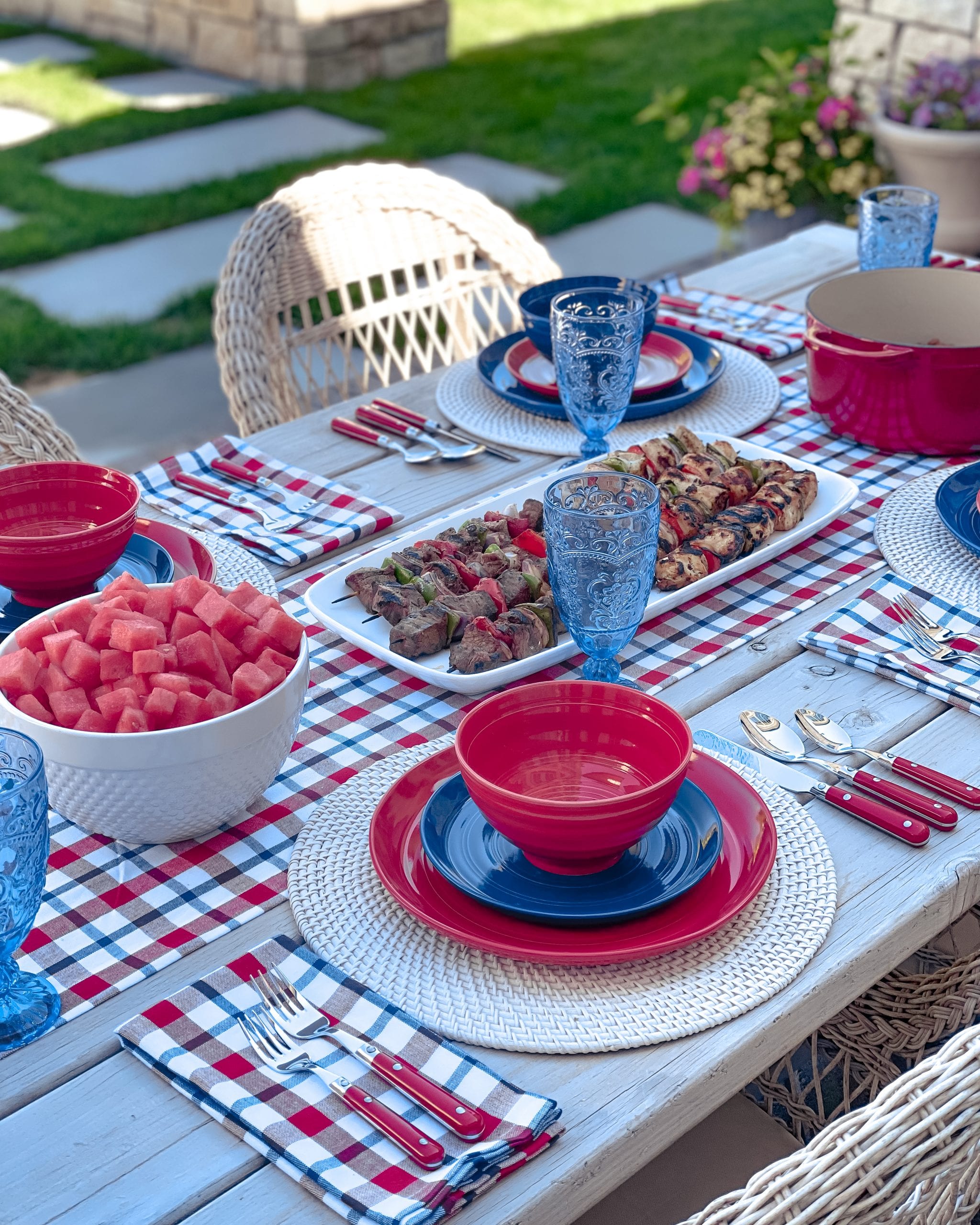 red and blue dinnerware