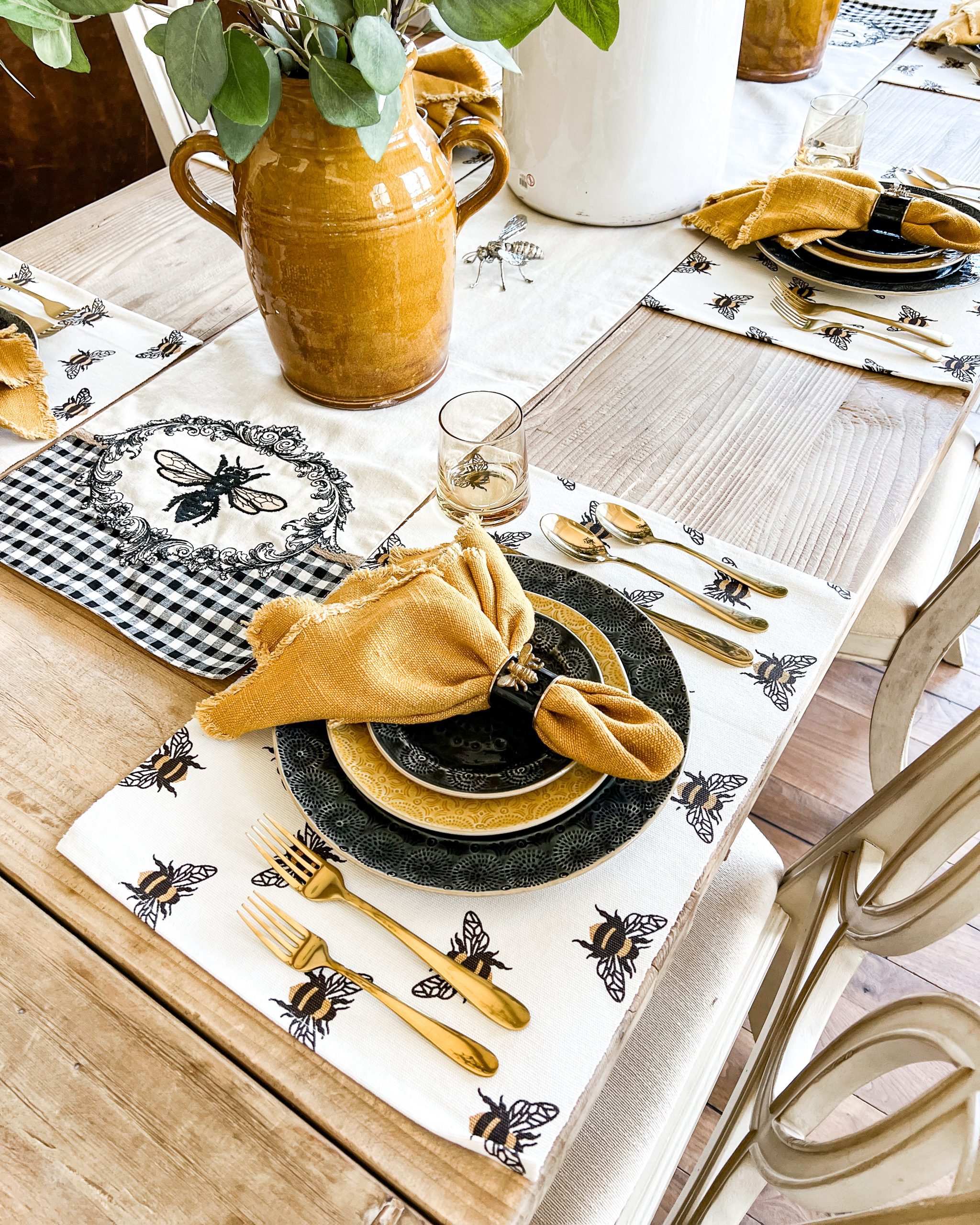 bee table setting 