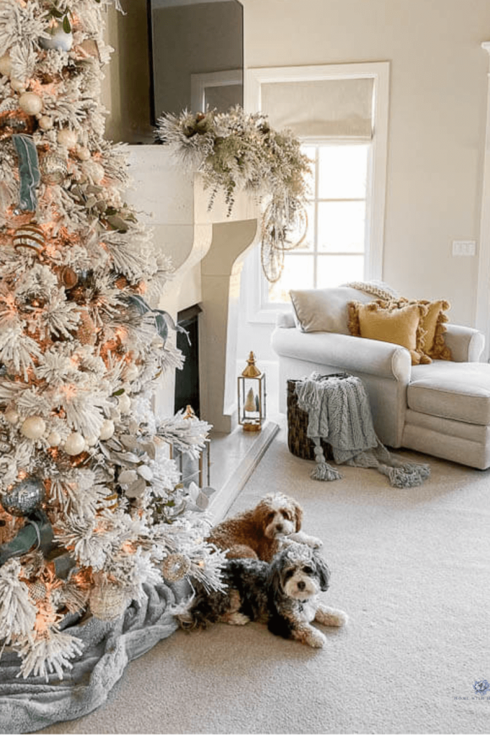 Simple and Festive Christmas Bedroom Decor Ideas