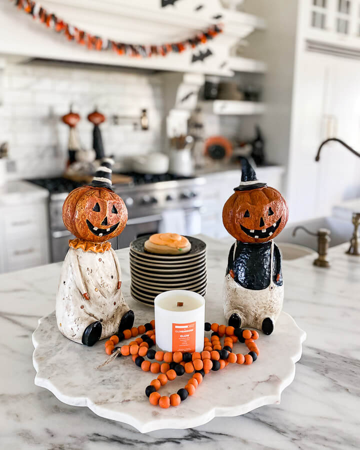 Looking for simple Halloween decor in traditional black and orange? This is exactly what you need. Check it out here.