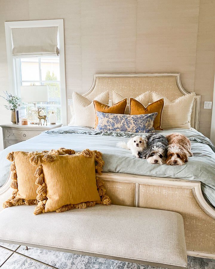 Christmas Bedroom Decor Ideas dogs on bed