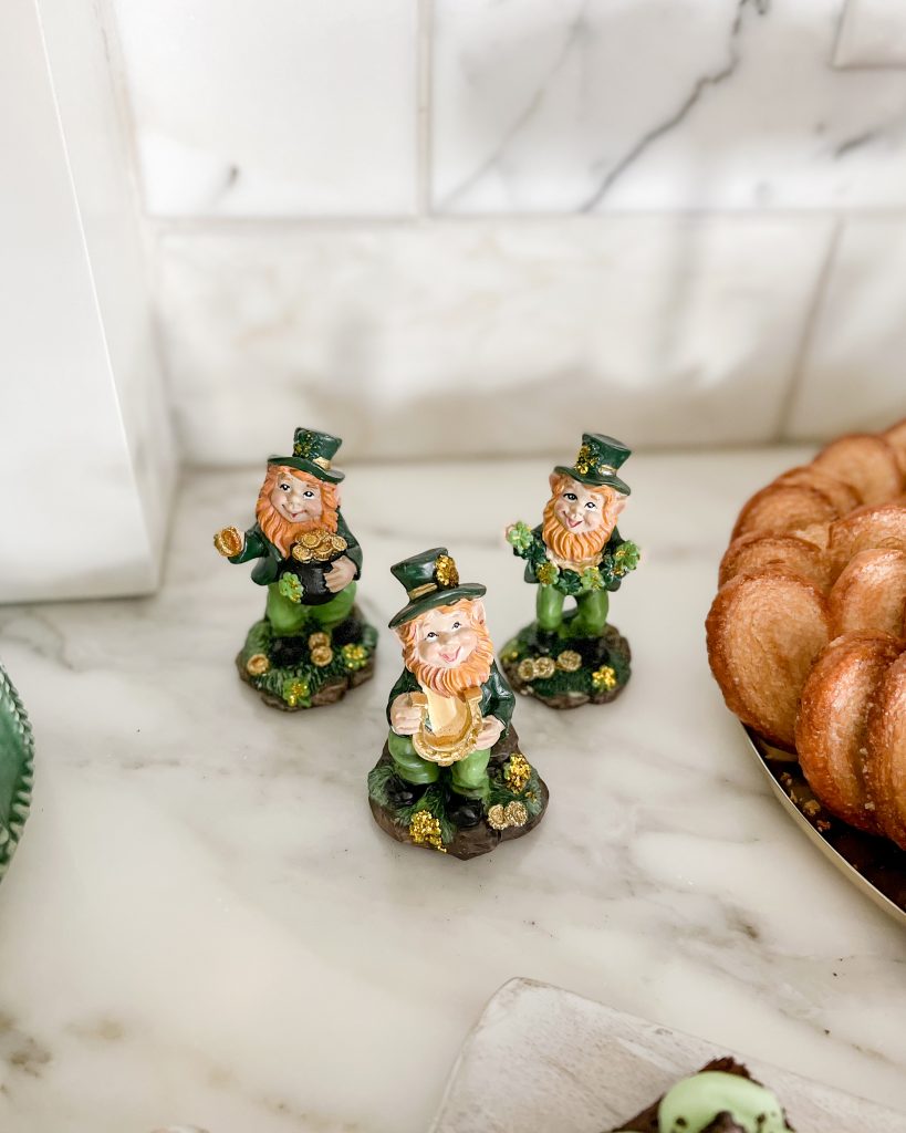 https://homewithhollyj.com/wp-content/uploads/2023/03/st-patricks-day-kitchen-9-819x1024.jpg