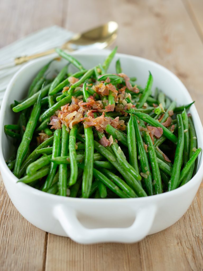 Green beans with pancetta in a dish