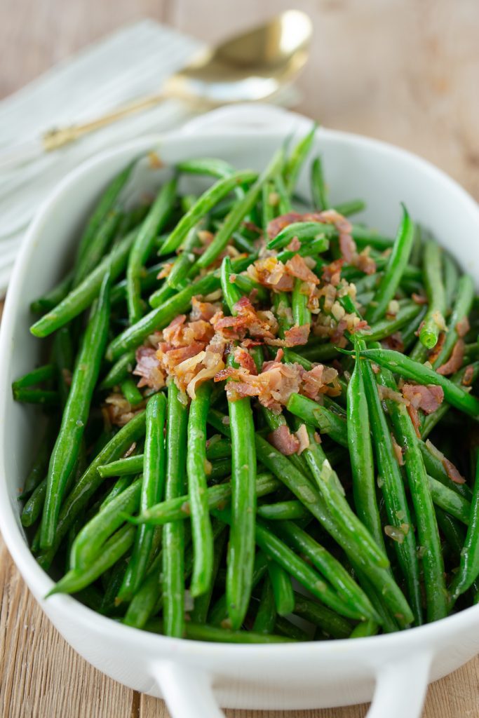 Green beans with pancetta in a dish