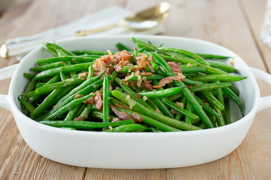 Green beans with pancetta in a dish