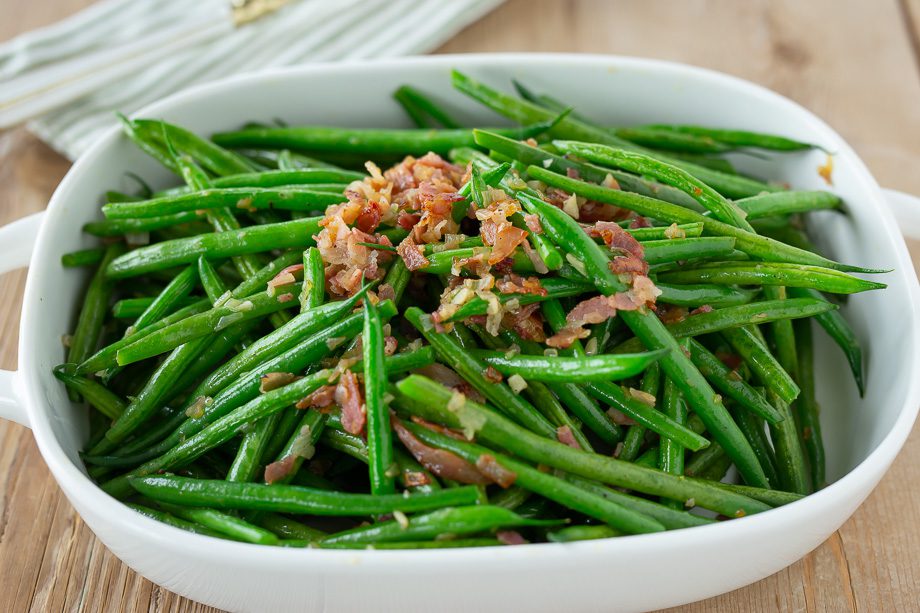 Green beans with pancetta in a dish
