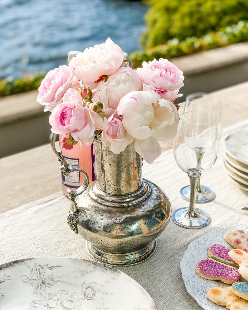 Chicken wire to hold flower stems in place  Beautiful flower arrangements,  Flower arrangements, Floral foam